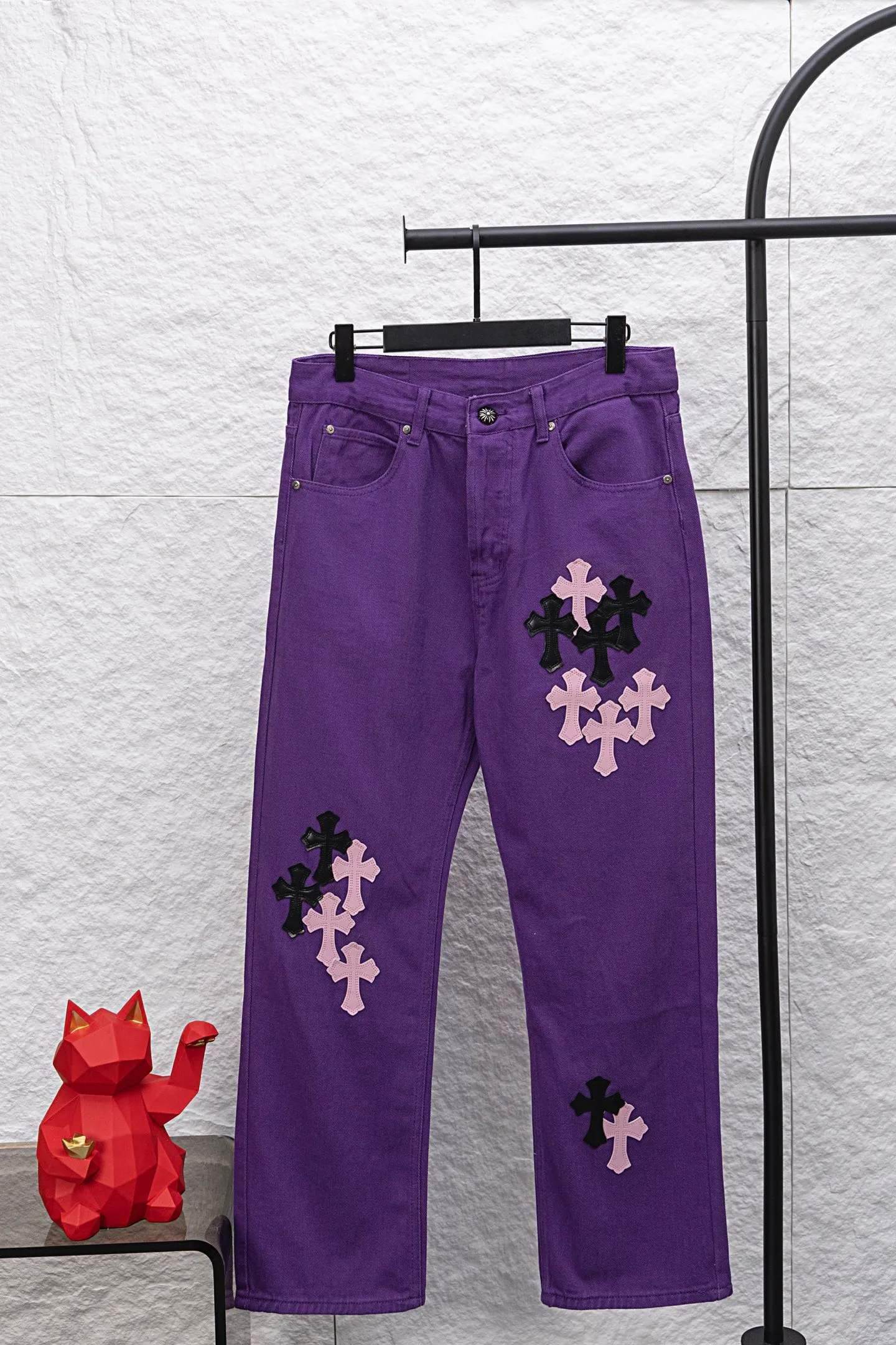 P240 model number/F064 Chrome hearts 2025 new limited edition black and pink cross and leather couple style washed loose purple jeans. Styles with different washed textures are very friendly to people with thin legs and thick legs. The straight and loose version is very flattering to the leg shape. The moderate length is timeless and easy to match. It is the basis of various styles and a must-have in the wardrobe! The fabric is stiff but also makes the upper body soft without losing texture. Style: Loose Color: Purple